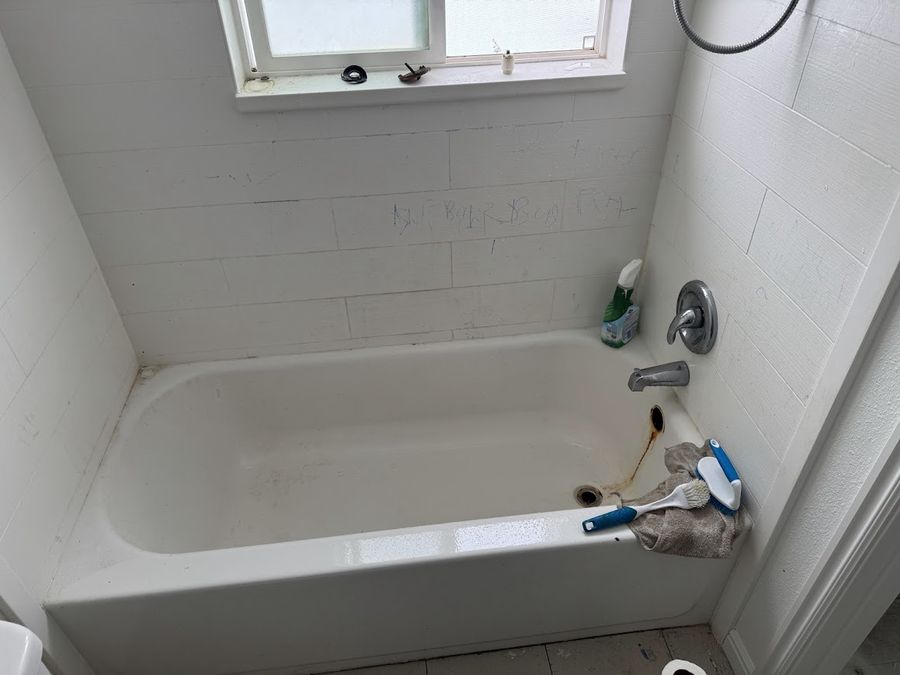 Guest tub refinish - before